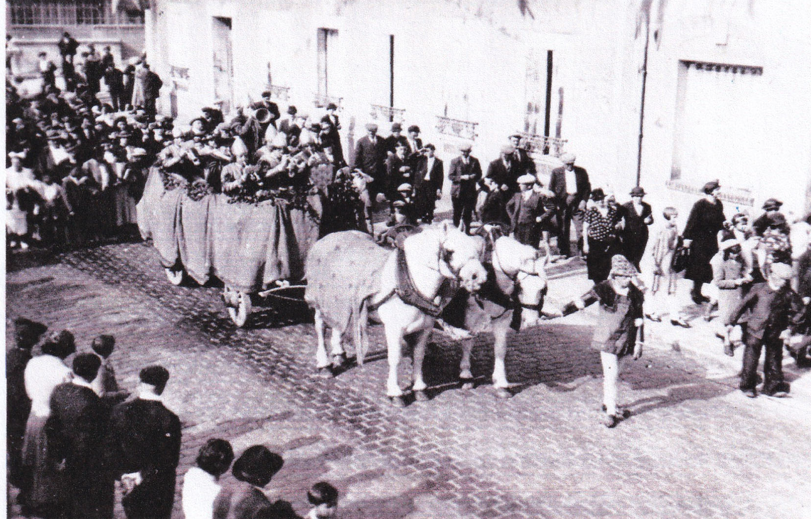 le char de la musique mené par Lucien Gesbert sur la route de Paris