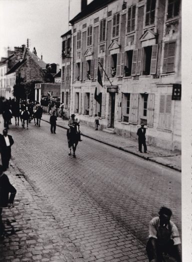 1949 - Défilé équestre devant la gendarmerie route de Paris