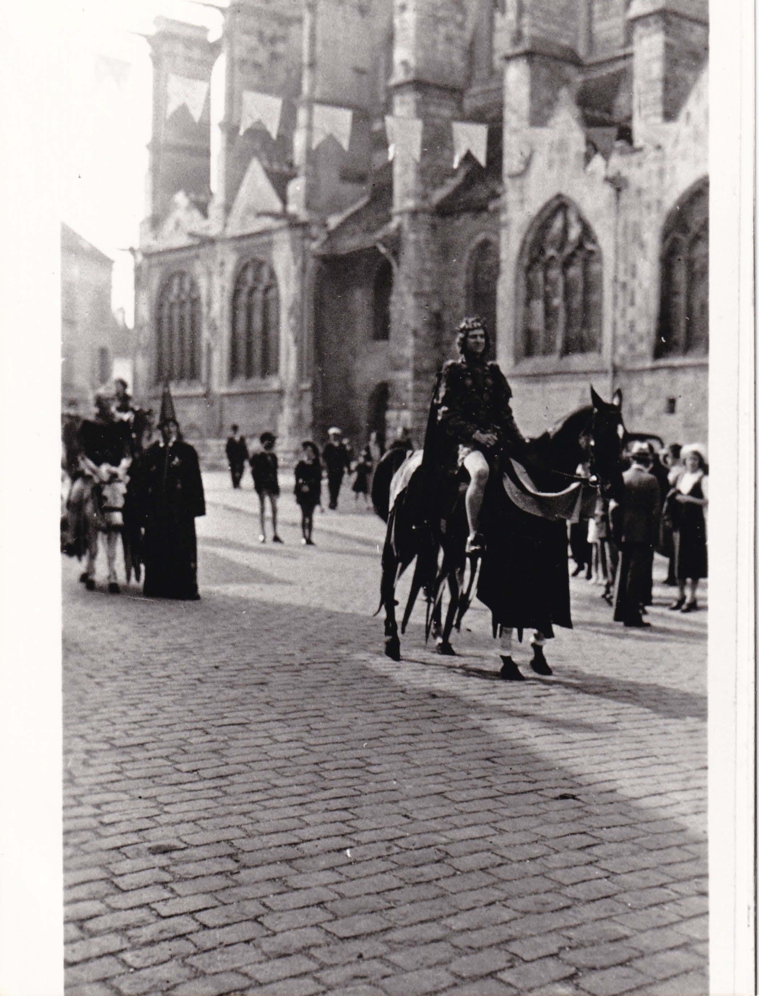 Arrivée du roi place des Déportés (place de la Mairie) Arrivée du roi place des Déportés (place de la Mairie)