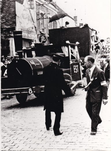 1952 - réalisé par la place du marché - de dos M. P. Leroy à sa dte M. Clergé
