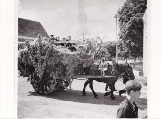 1ère fête de la moisson - le char arbore le V de la victoire