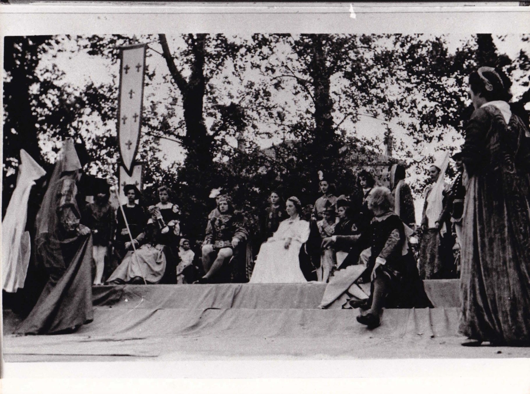 Hommage de la reine dans le vieux château Hommage de la reine dans le vieux château