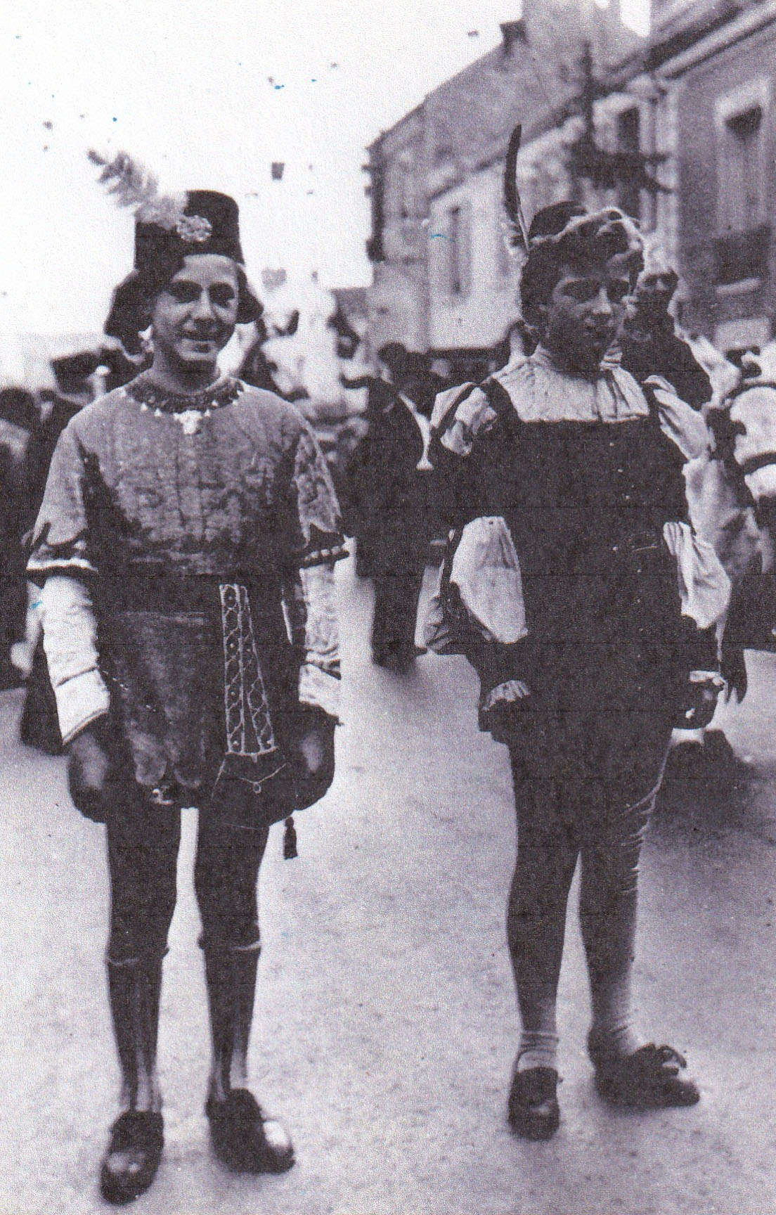 2 pages; a droite Micheline Montagot et Grasot André