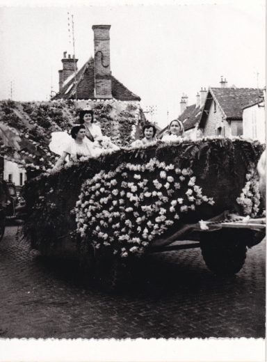 1951 - Char de la reine en roses naturelles - Micheline Colin la reine, à gauche Colette Baudin, à dte Denise Gauder