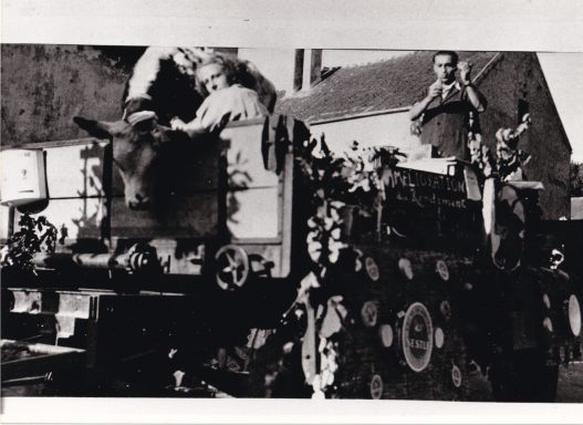 1947 - Fête de la terre organisé par les JAC et JACF de la région - Char la 'laiterie' de Santeny place de la gare