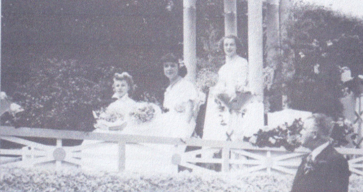 1951 - Jeannine Pavard, reine des grandes fêtes du SI, et ses demoiselles d'honneur, Evelyne Magot et Mademoiselle POT. devant le char , Léo