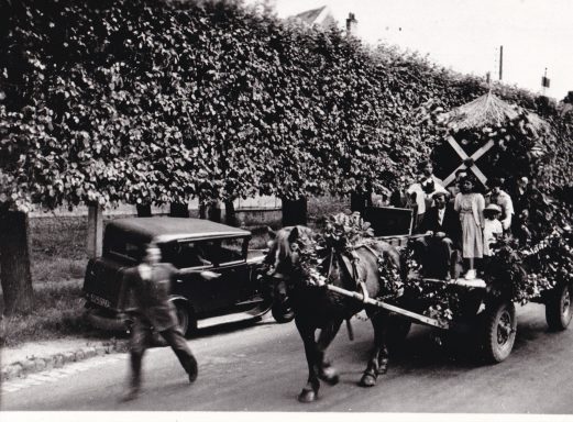 1951 - 1er défilé de chars tirés par des chevaux bd de l'Ouest (J. Jaurès)