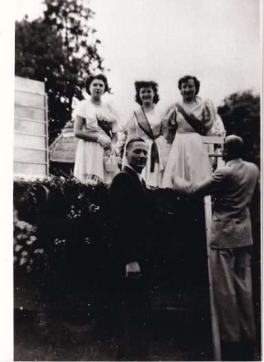 1951 - M. Fuchs président du SI et M. Fouquet installent la reine et ses demoiselles d'honneur