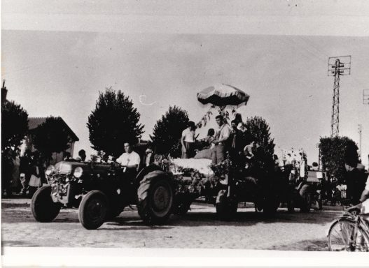 1947 - Fête de la terre - Les ramasseurs de PDT