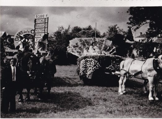 1951 - Les chars 'Derby de la reine' et celui de la reine (en roses naturelles) dans l'enceinte du vieux château