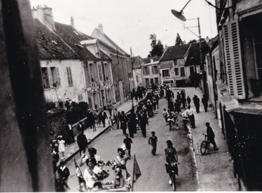 1949 - La reine est accompagnée pour la 1ère fois de la demoiselle d'honneur ( rue de la Madeleine)